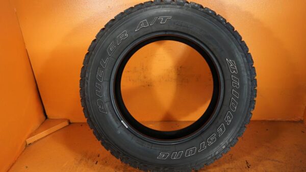 2 used tires LT 275/65/20 BRIDGESTONE - Image 7