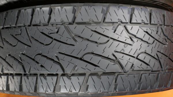 2 used tires LT 275/65/20 BRIDGESTONE - Image 4