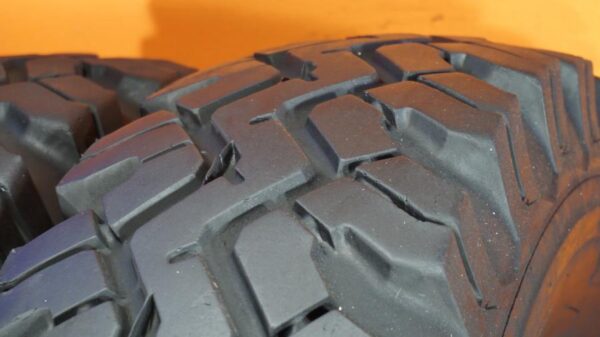 2 used tires 245/16 MALOYA - Image 3