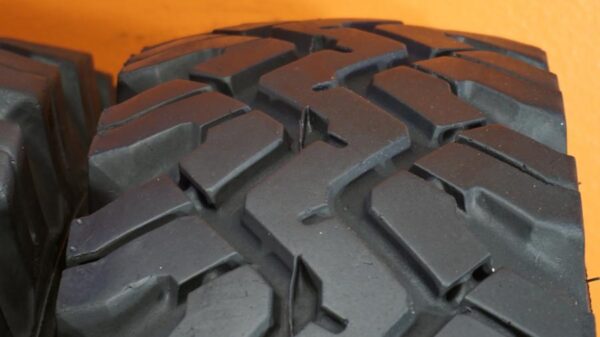 2 used tires 245/16 MALOYA - Image 5