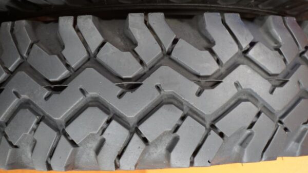 2 used tires 245/16 MALOYA - Image 4