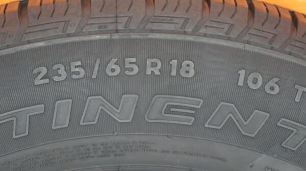 2 used tires 235/65/18 CONTINENTAL - Image 6