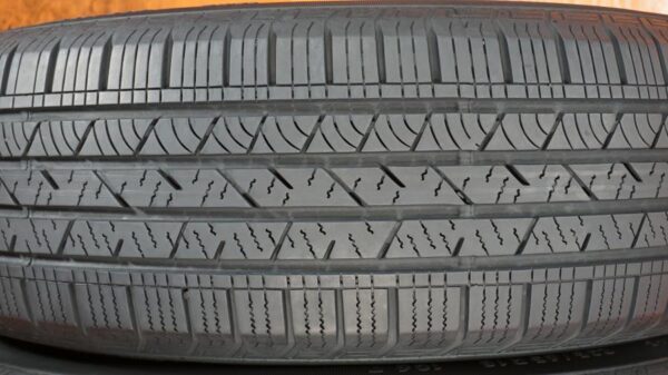 2 used tires 235/65/18 CONTINENTAL - Image 4