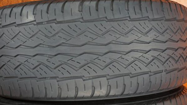 2 used tires 275/60/17 FALKEN - Image 4