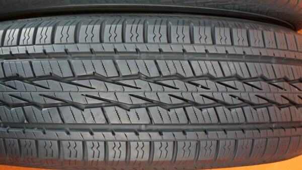 2 used tires 235/70/16 GENERAL - Image 4