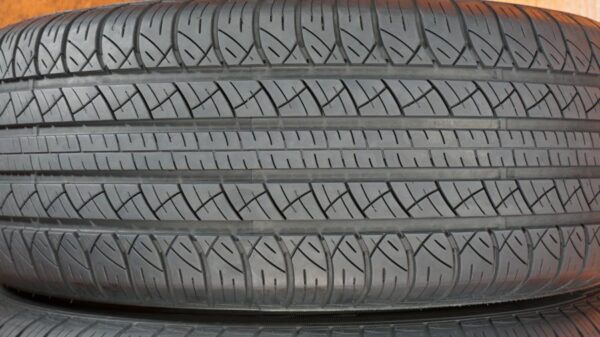 2 used tires 275/65/17 APLUS - Image 4