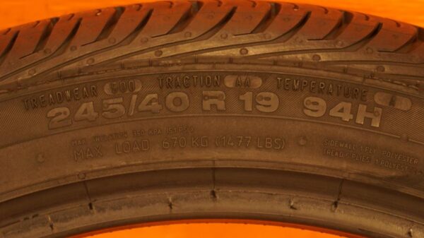 2 used tires 245/40/19 CONTINENTAL - Image 7