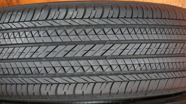 2 used tires 215/65/16 BRIDGESTONE - Image 4