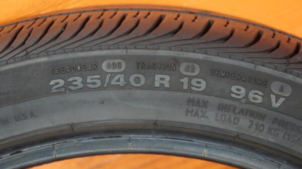 2 used tires 235/40/19 CONTINENTAL - Image 6