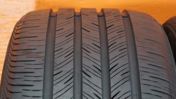 2 used tires 235/40/19 CONTINENTAL - Image 5