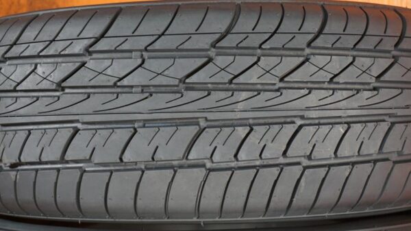 2 like new tires 225/60/16 NIKA - Image 4