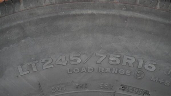 2 used tires LT 245/75/16 BRIDGESTONE - Image 5