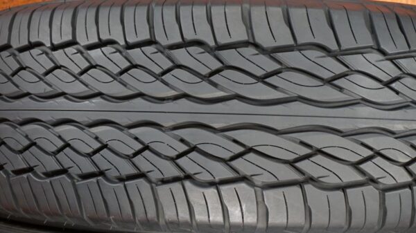 2 used tires 275/60/20 FALKEN - Image 4