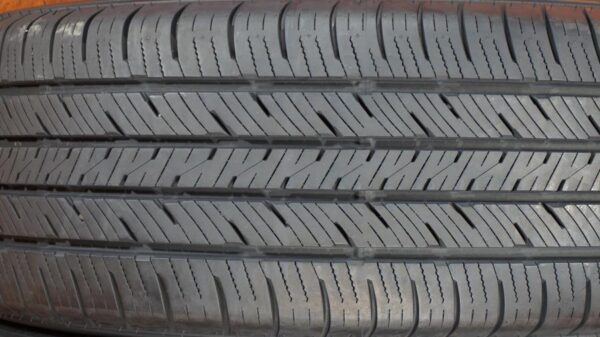 2 used tires 225/55/18 FALKEN - Image 4