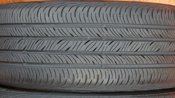 2 used tires 235/45/19 CONTINENTAL - Image 4