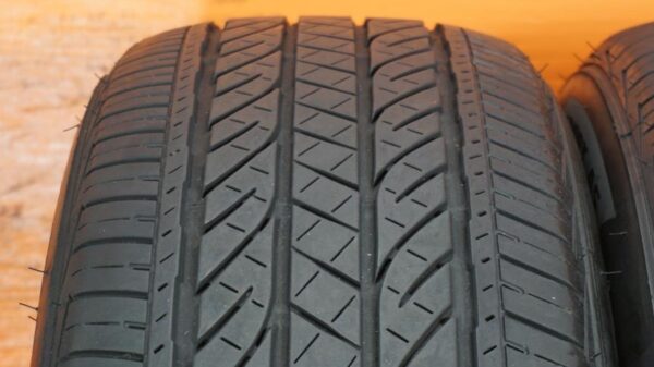 2 used tires 235/55/20 BRIDGESTONE - Image 3