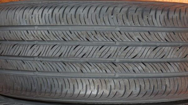 2 used tires 235/45/19 CONTINENTAL - Image 4