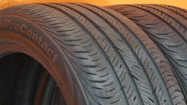 2 used tires 235/45/19 CONTINENTAL - Image 5