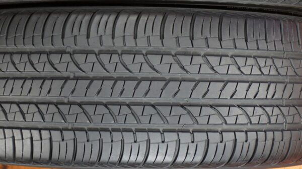 2 used tires 235/65/17 DOUGLAS - Image 4