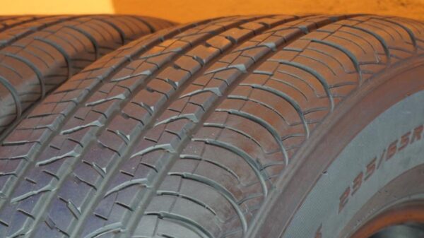 2 used tires 235/65/17 DOUGLAS - Image 5