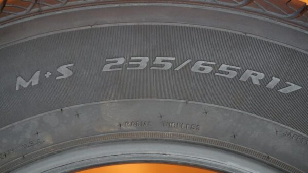 2 used tires 235/65/17 DOUGLAS - Image 8