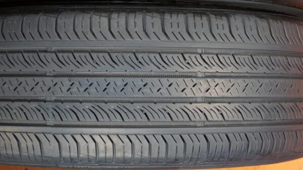 2 used tires 225/60/18 CONTINENTAL - Image 4