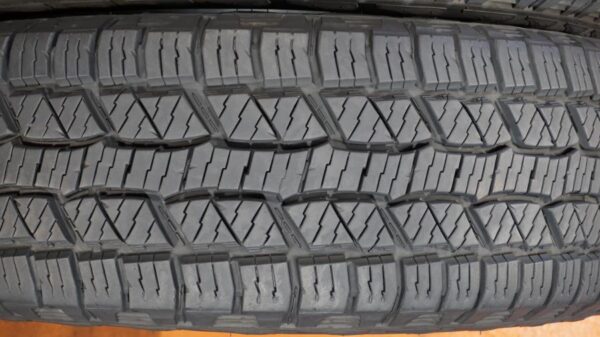 2 used tires 245/70/16 TAUFENN - Image 4