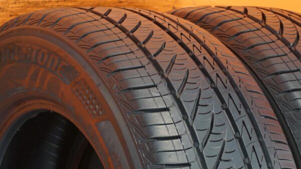 2 used tires 205/65/15 BRIDGESTONE - Image 5