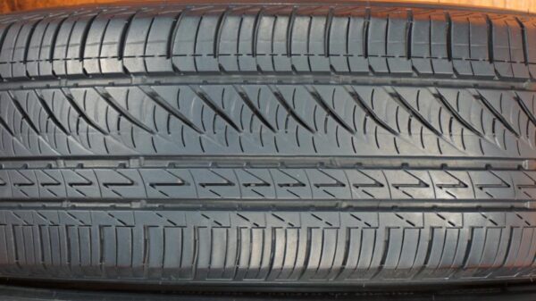 2 used tires 205/65/15 BRIDGESTONE - Image 4