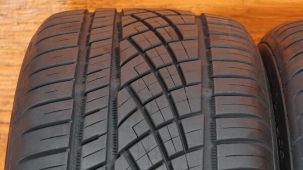 2 used tires 225/50/17 CONTINENTAL - Image 3