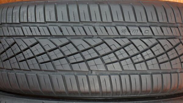 2 used tires 225/50/17 CONTINENTAL - Image 4