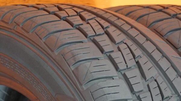 2 used tires 235/55/17 FALKEN - Image 5