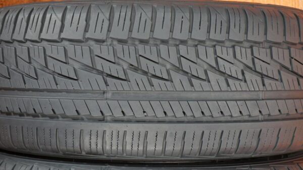 2 used tires 235/55/17 FALKEN - Image 4