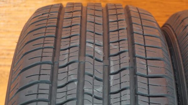 2 used tires 215/60/16 FUTURA - Image 3