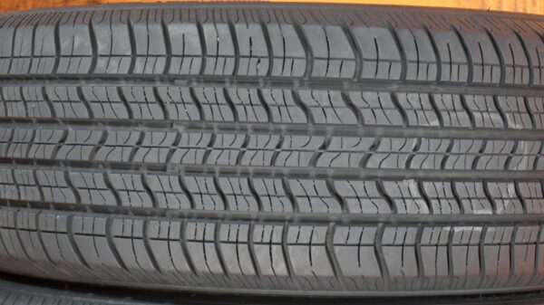 2 used tires 215/60/16 FUTURA - Image 4