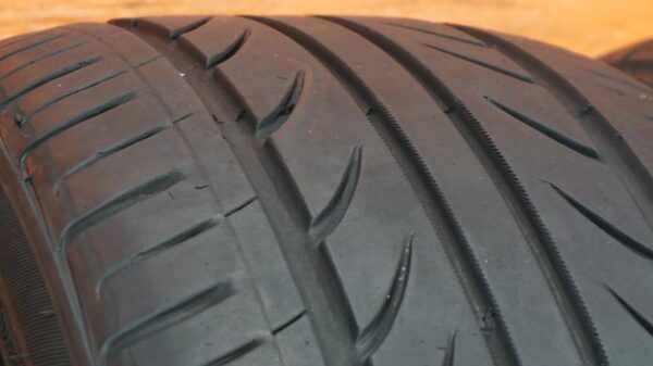 2 used tires 225/40/18 LANDSAIL - Image 3