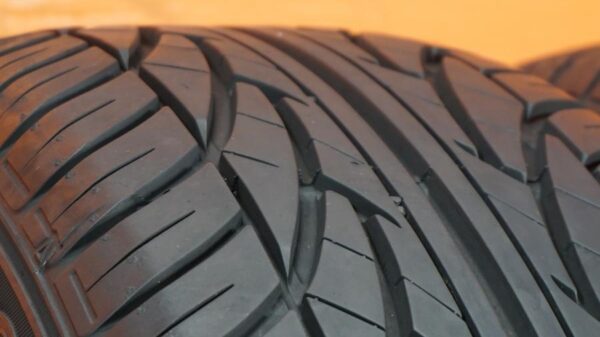 2 used tires 215/60/17 DORAL - Image 3