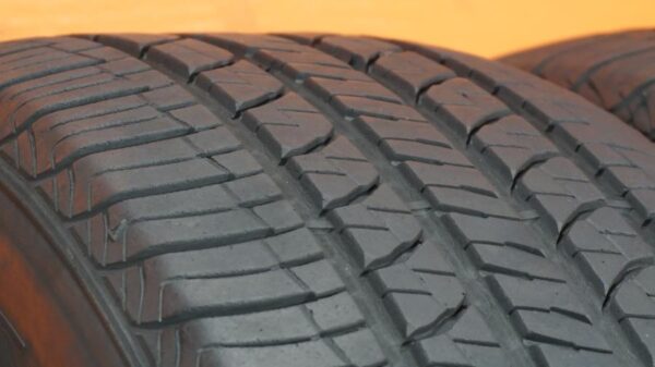 4 used tires 225/65/17 DOUGLAS - Image 3