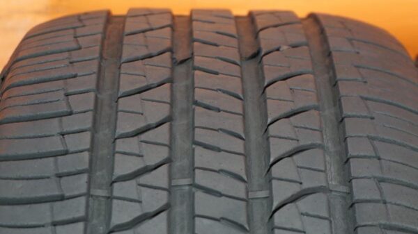 4 used tires 225/65/17 DOUGLAS - Image 5