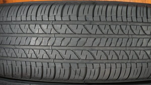 4 used tires 225/65/17 DOUGLAS - Image 4