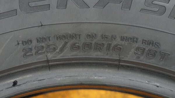 2 used tires 225/60/16 FALKEN - Image 7