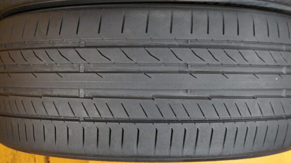 2 used tires 255/40/20 CONTINENTAL - Image 4