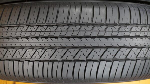 2 used tires 225/60/18 FALKEN - Image 4