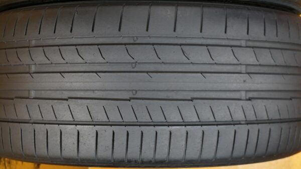 2 used tires 255/35/19 CONTINENTAL - Image 4