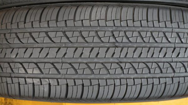 2 used tires 235/65/16 DOUGLAS - Image 4