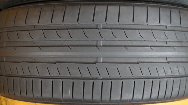 2 used tires 235/35/19 CONTINENTAL - Image 4