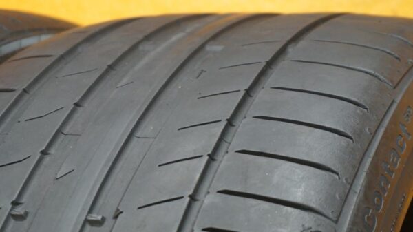 2 used tires 235/35/19 CONTINENTAL - Image 3