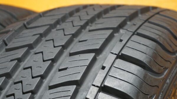 2 used tires 235/65/17 MESA - Image 3