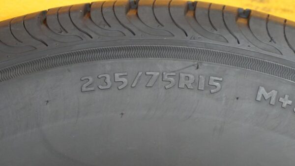 2 used tires 235/75/15 MESA - Image 7