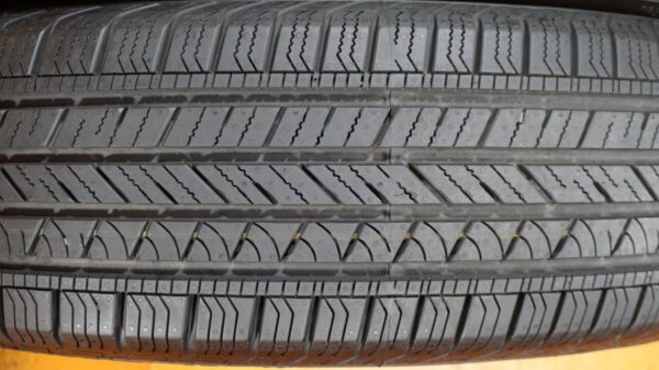 2 used tires 225/65/17 CONTINENTAL - Image 4